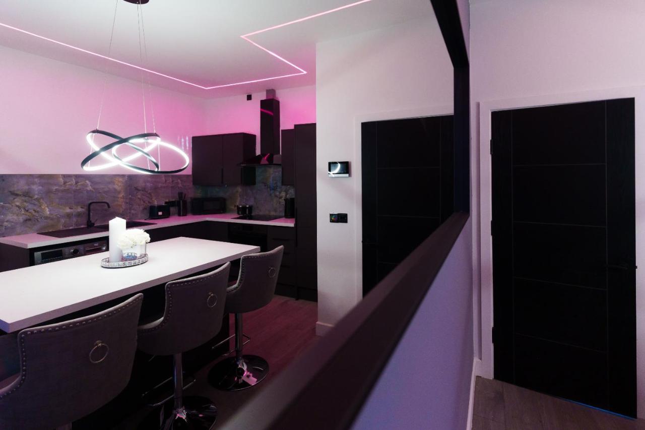 Hamilton Apartment *