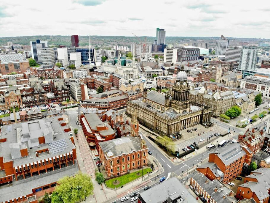 Stunning Two Bed Centre Apartment *