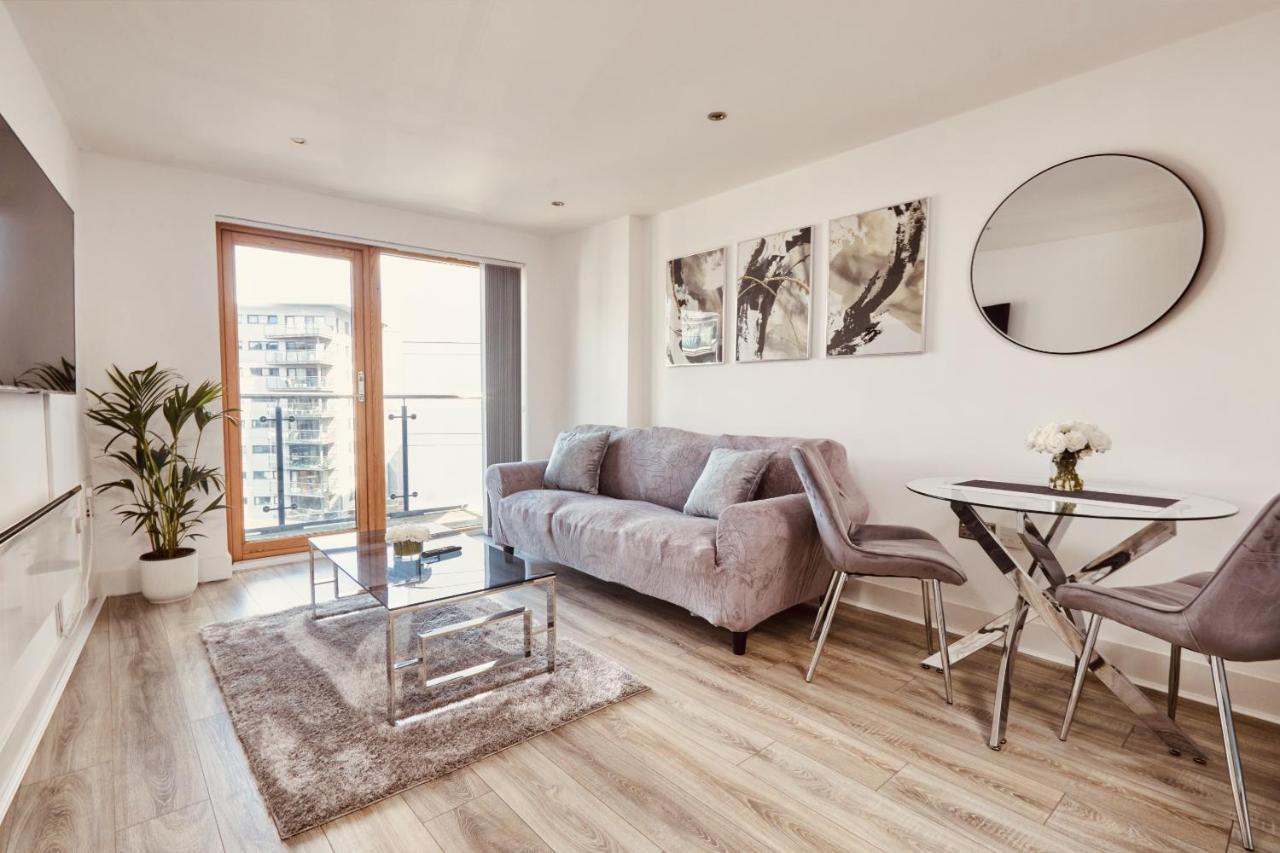 Deluxe River Canal View & Free Secure Parking! * Leeds (West Yorkshire)