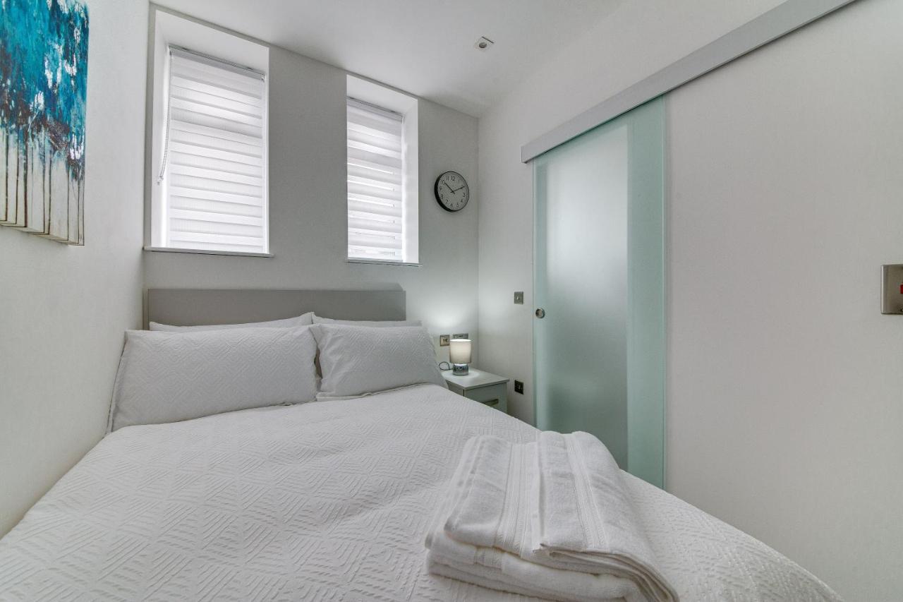 Superior Compact Studio Close To Amenities Apartment