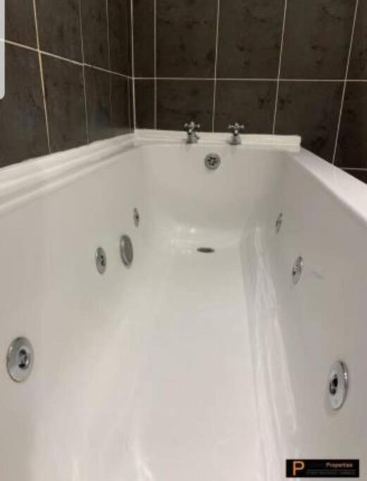 Make Yourself At Home! 34aa Leeds (West Yorkshire)