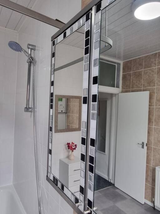 Be Our Guest! Stylish-free Parking-central Location Apartment *