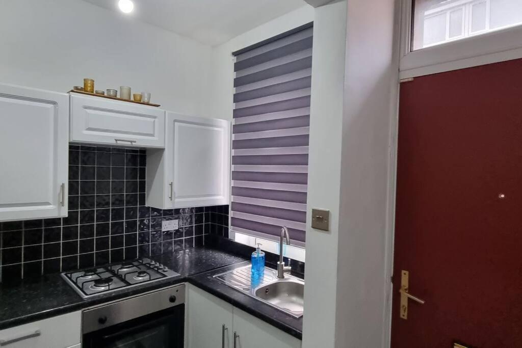 Be Our Guest! Stylish-free Parking-central Location Apartment