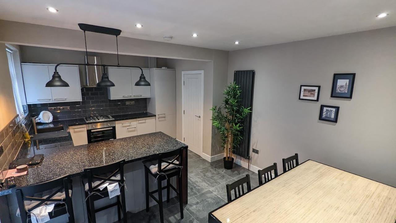 Modernised 4 Bedroom Close To Centre, Harehills Lane Apartment *