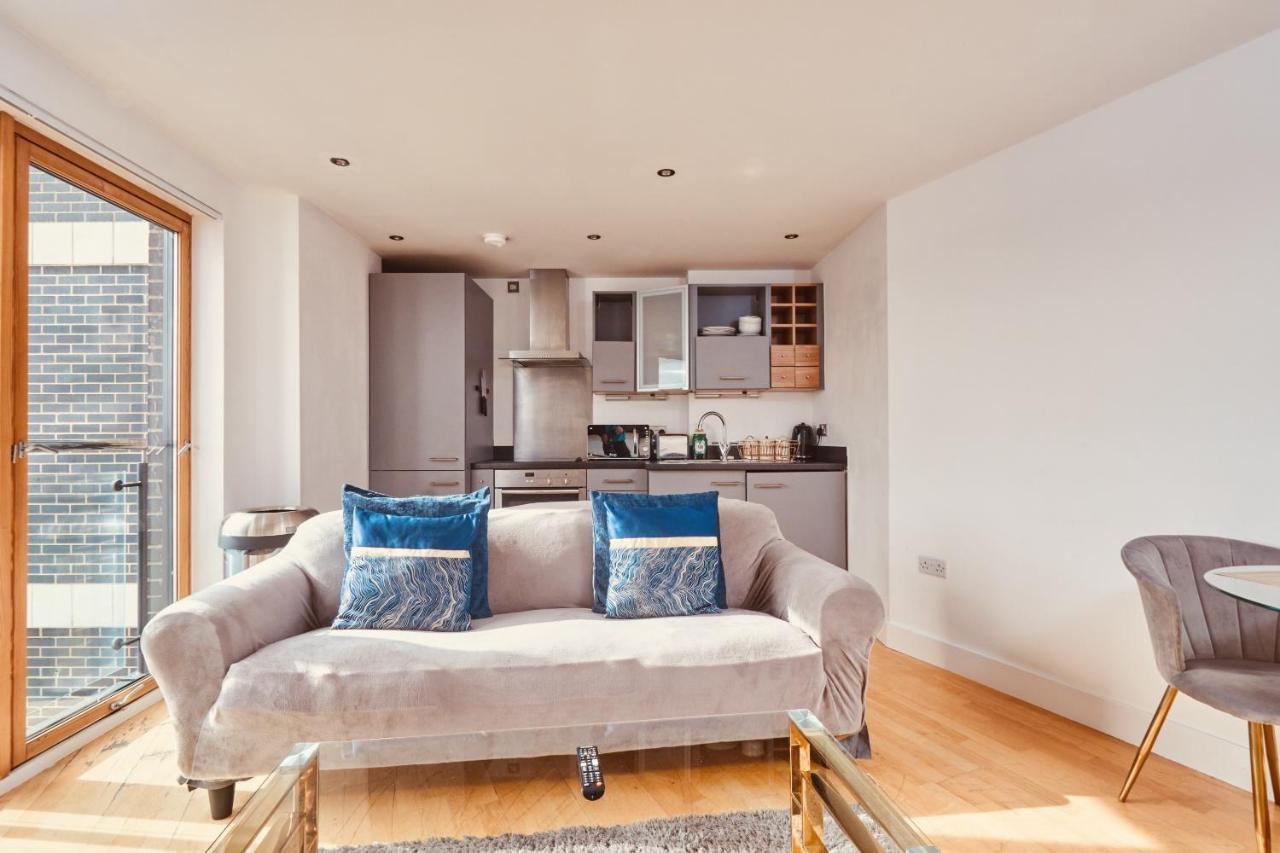 Modern Deluxe Leeds Dock Free Secure Parking Leeds (West Yorkshire)