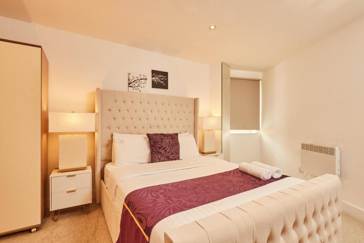 Modern Deluxe Leeds Dock Free Secure Parking Leeds (West Yorkshire)