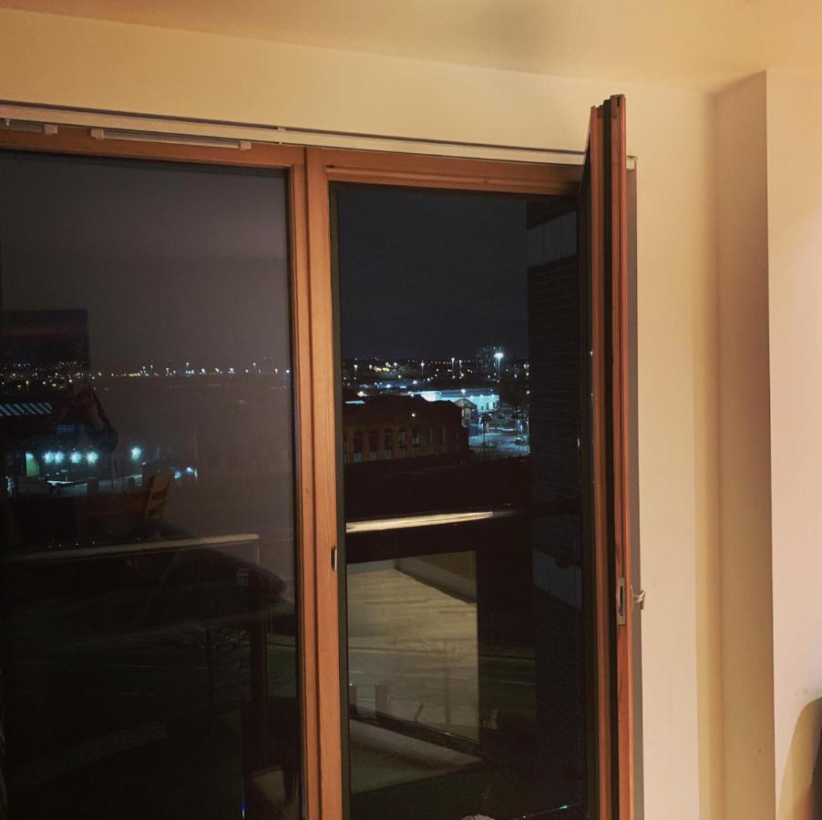 Modern Deluxe Leeds Dock Free Secure Parking Apartment Leeds (West Yorkshire)