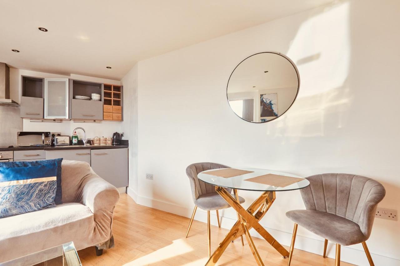 Modern Deluxe Leeds Dock Free Secure Parking Apartment *