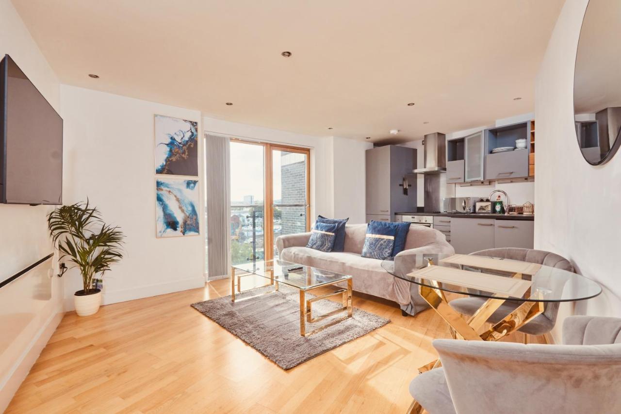 Modern Deluxe Leeds Dock Free Secure Parking * Leeds (West Yorkshire)