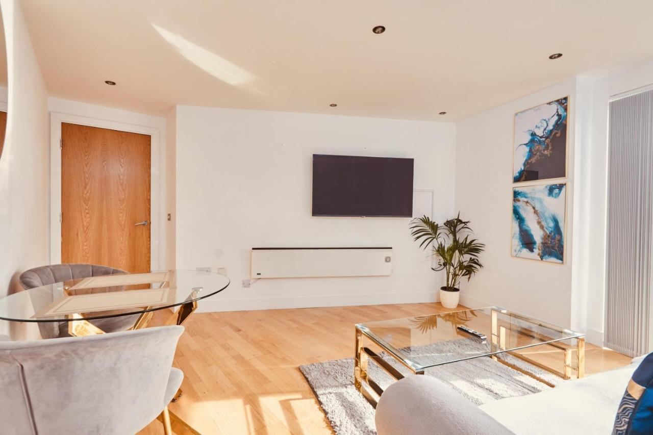 Modern Leeds Dock &free Secure Parking! * Leeds (West Yorkshire)