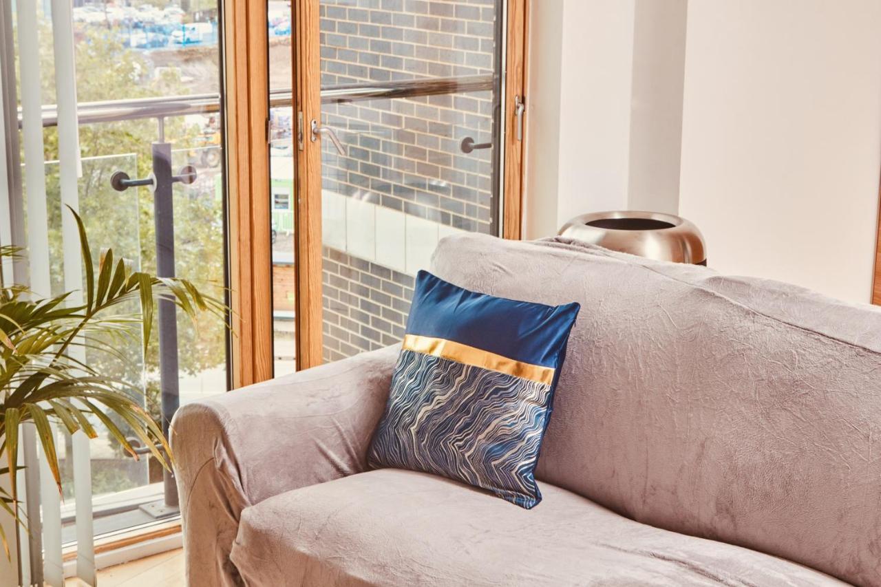 Modern Leeds Dock &free Secure Parking! Leeds (West Yorkshire)