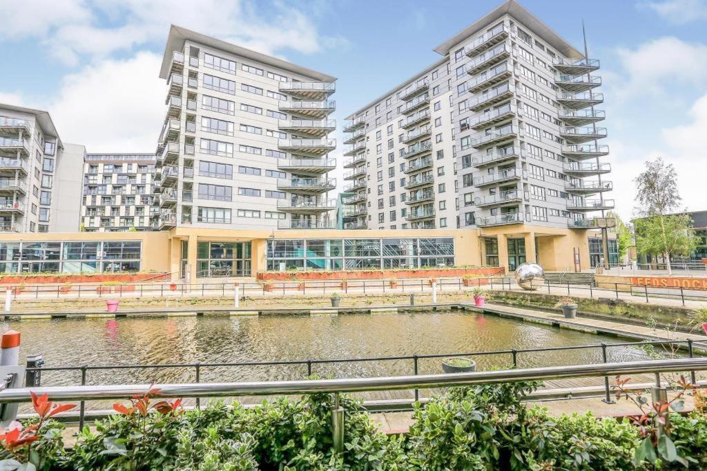 Modern Leeds Dock &free Secure Parking! *