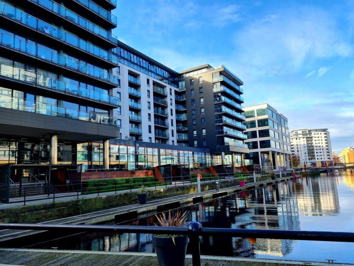 Modern Leeds Dock &free Secure Parking! Apartment