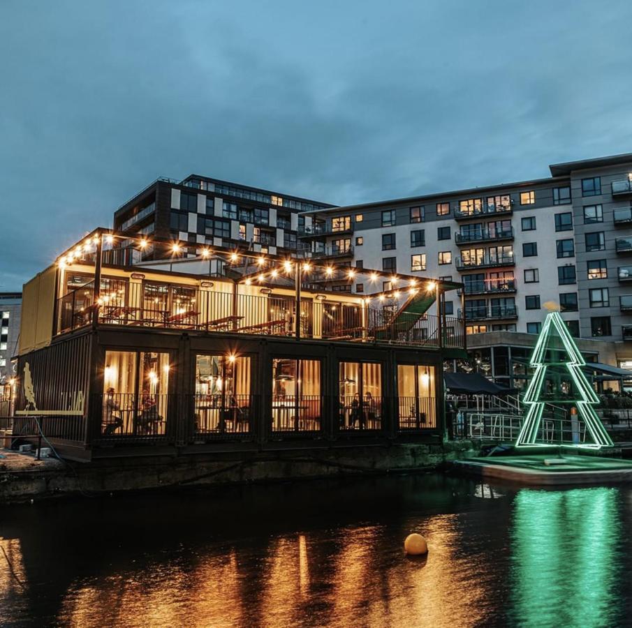 Modern Leeds Dock &free Secure Parking! Apartment