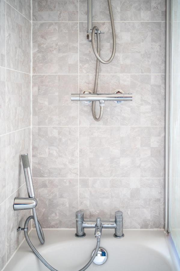 Wykebeck Mount By Our Short Stunning New Build With Plenty Of Free Parking And Fast Wifi Holiday home *