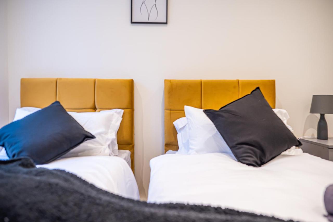 Modern 4-bedroom Townhouse In Gated Community Near Leeds Centre Leeds (West Yorkshire)