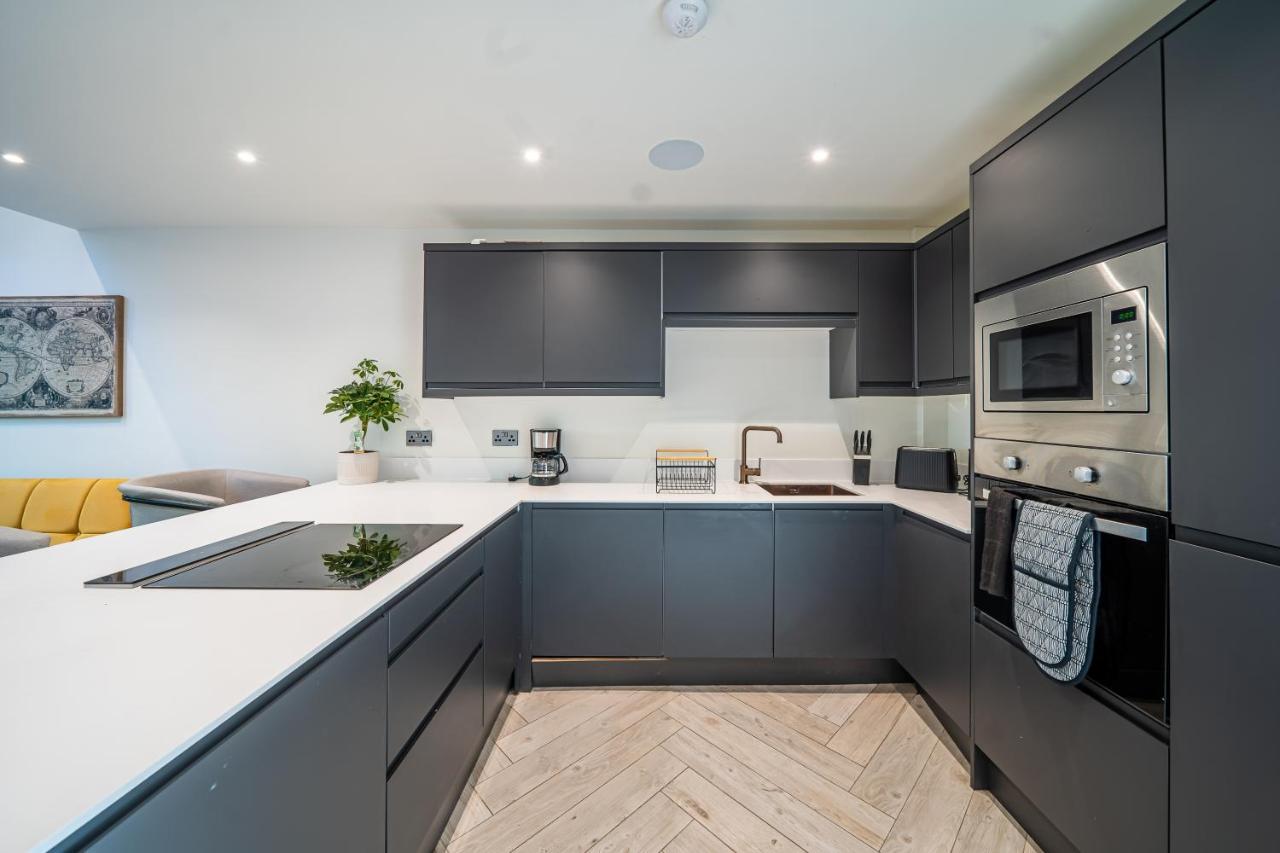 Modern 4-bedroom Townhouse In Gated Community Near Leeds Centre *