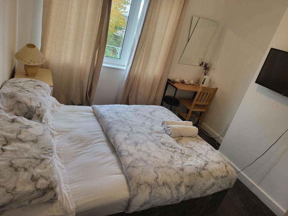 Petals Rm1 * Leeds (West Yorkshire)