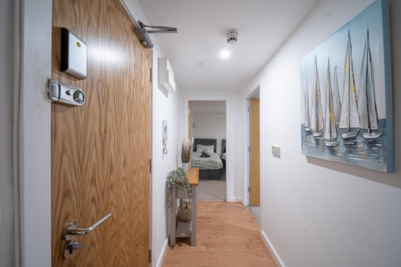 Cozy 2-bedroom Ground-floor Near Kirkstall Shopping Centre Apartment *