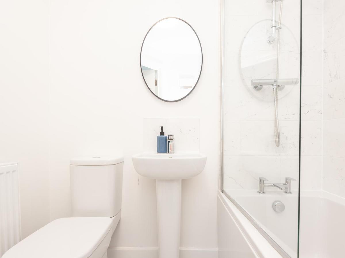 Pass The Keys Horsforth Haven - Brand New Townhouse With Balcony