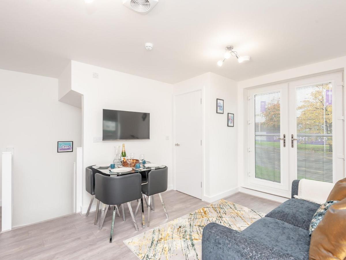 Pass The Keys Horsforth Haven - Brand New Townhouse With Balcony * Leeds (West Yorkshire)