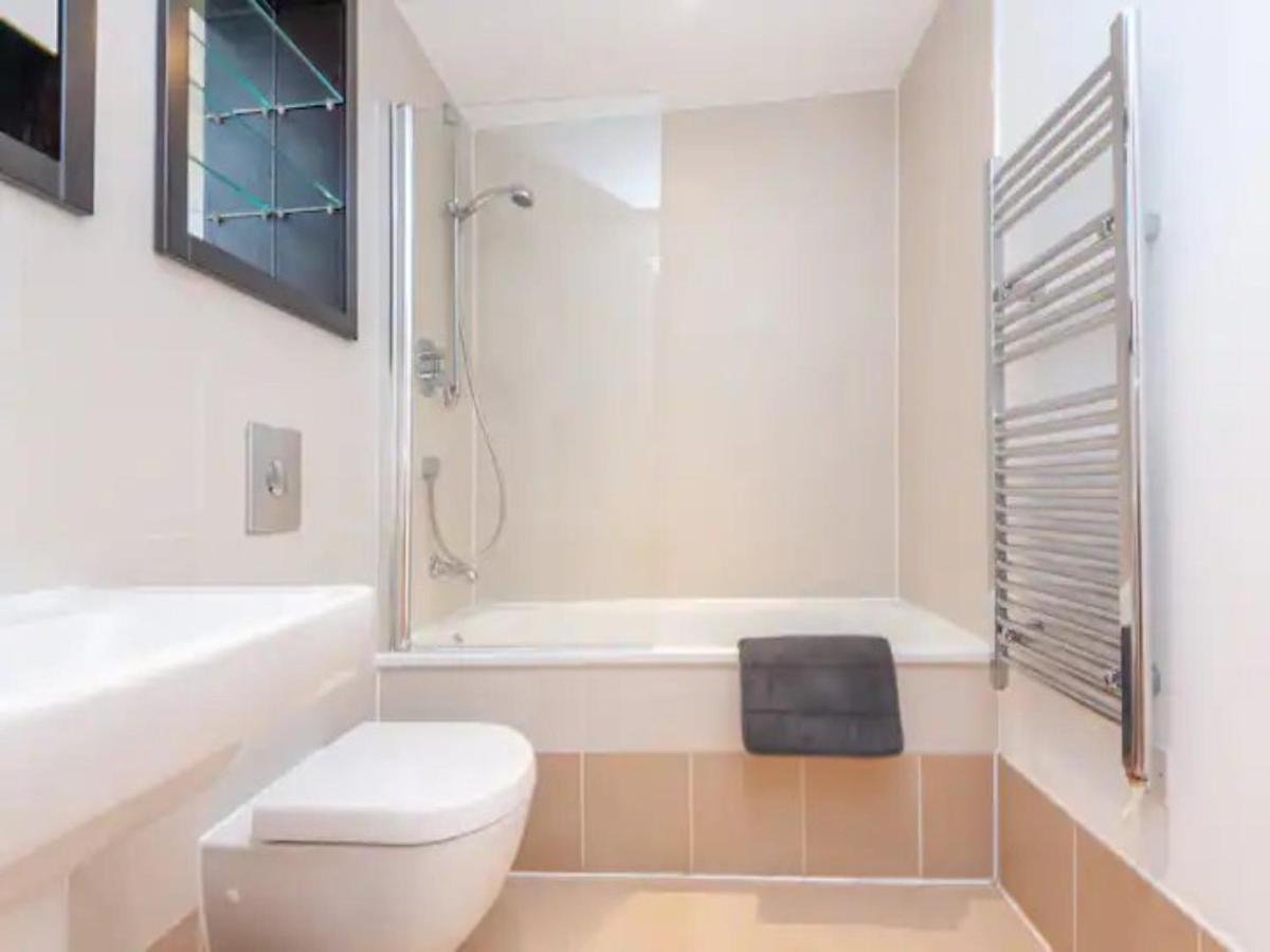 Pass The Keys Panoramic Serenity - Summer Bliss - Leeds Dock Apartment *