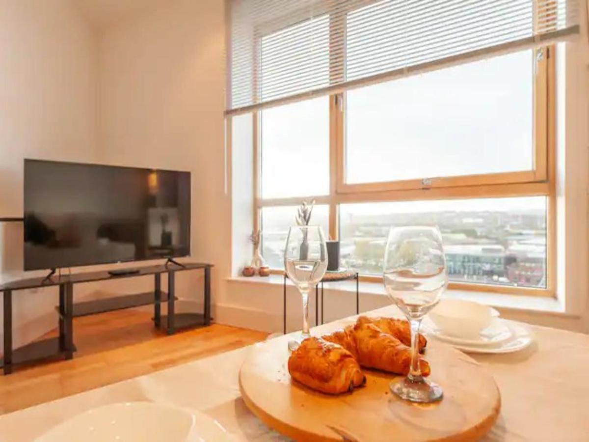 Pass The Keys Panoramic Serenity - Summer Bliss - Leeds Dock Apartment Leeds (West Yorkshire)