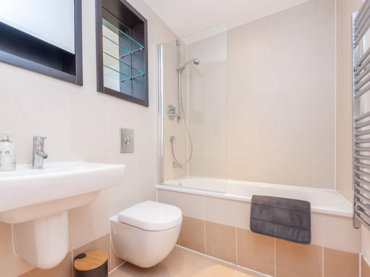 Pass The Keys Panoramic Serenity - Summer Bliss - Leeds Dock Apartment *