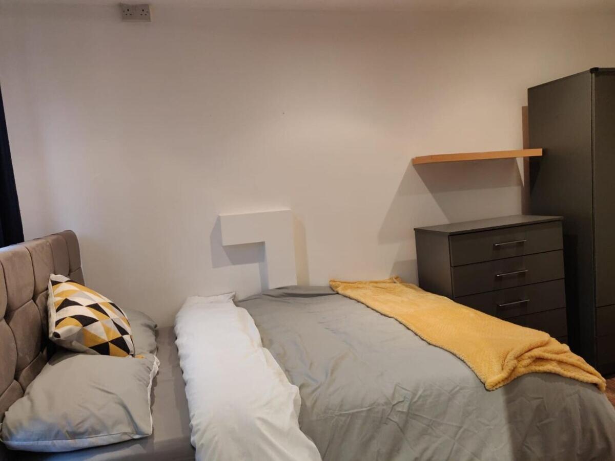 Holiday home Super 7bed House - Hot Tub - Large Gathering Meets Leeds (West Yorkshire)