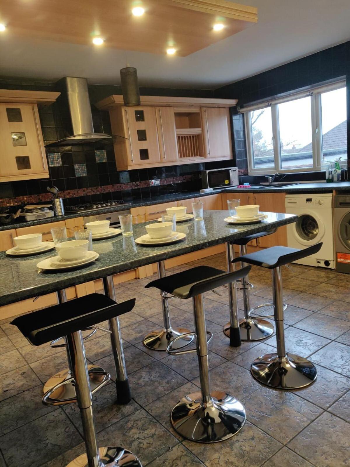Super 7bed House - Hot Tub - Large Gathering Meets Holiday home *