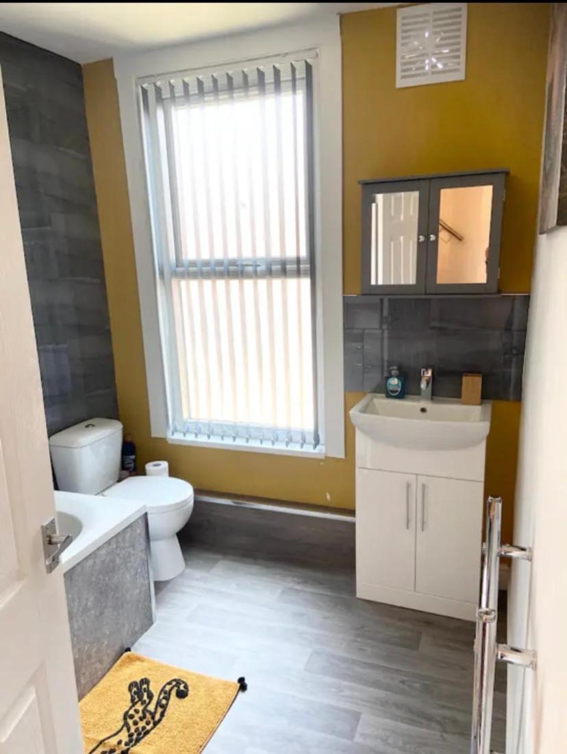 Comfy 2 Bedroom House Near Leeds Centre *
