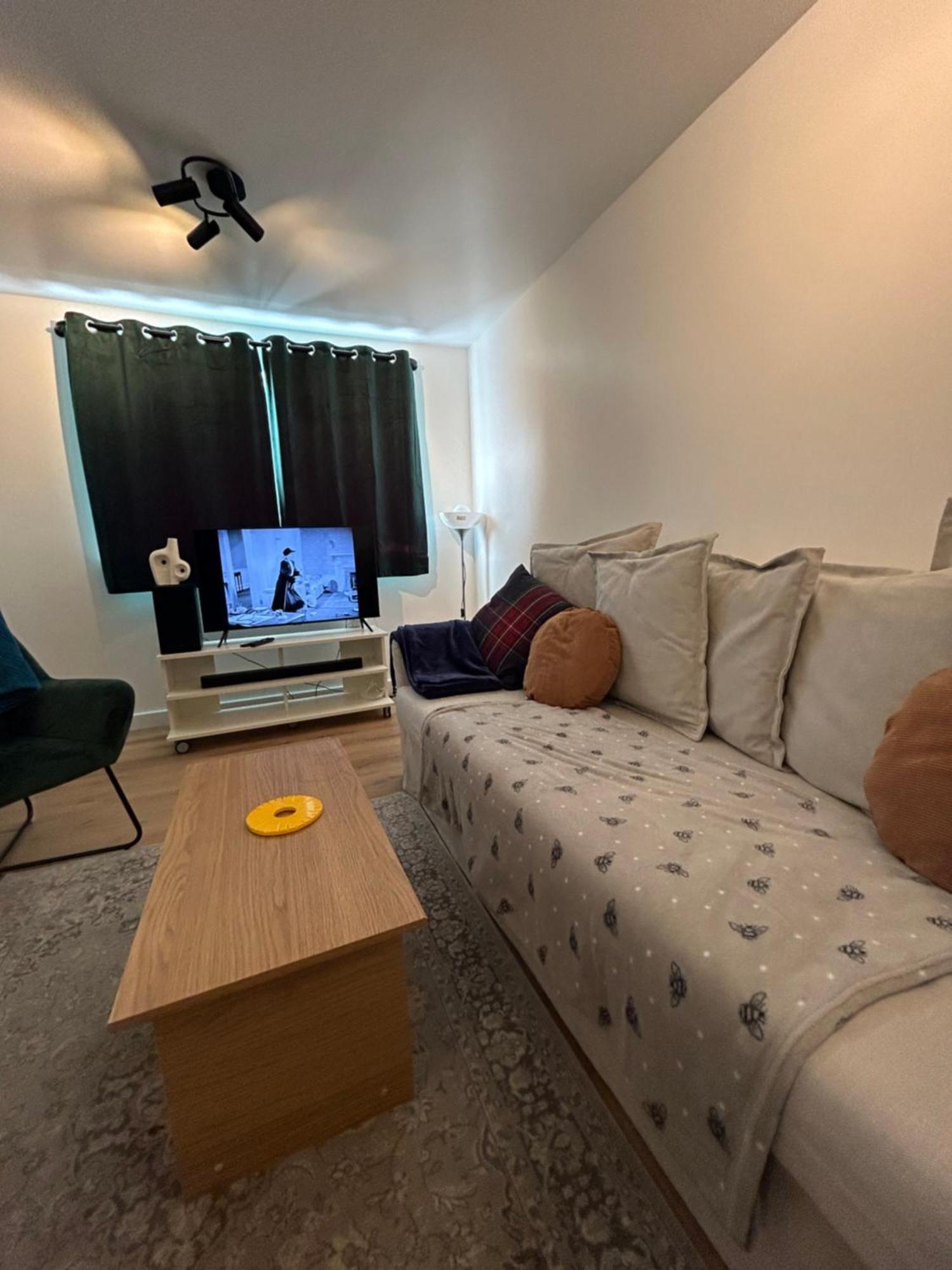 Woodhouse Apartment *