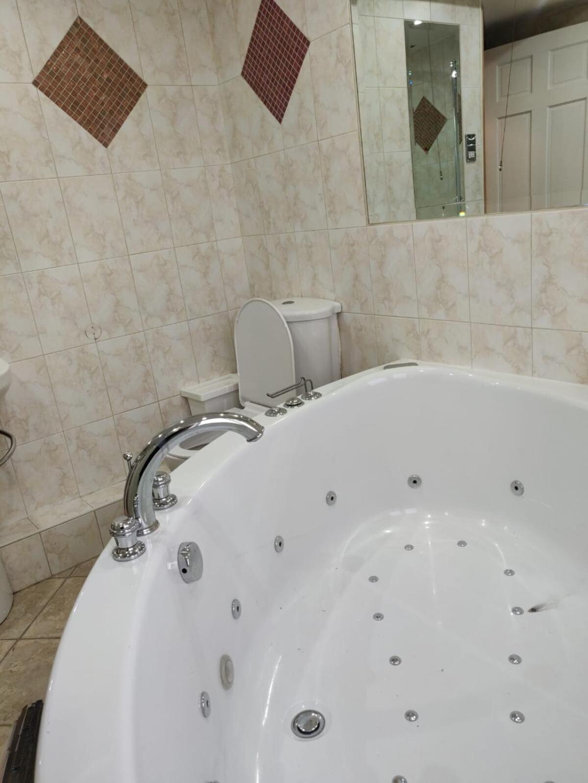 Super 7bed House - Hot Tub - Large Gathering Meets Holiday home
