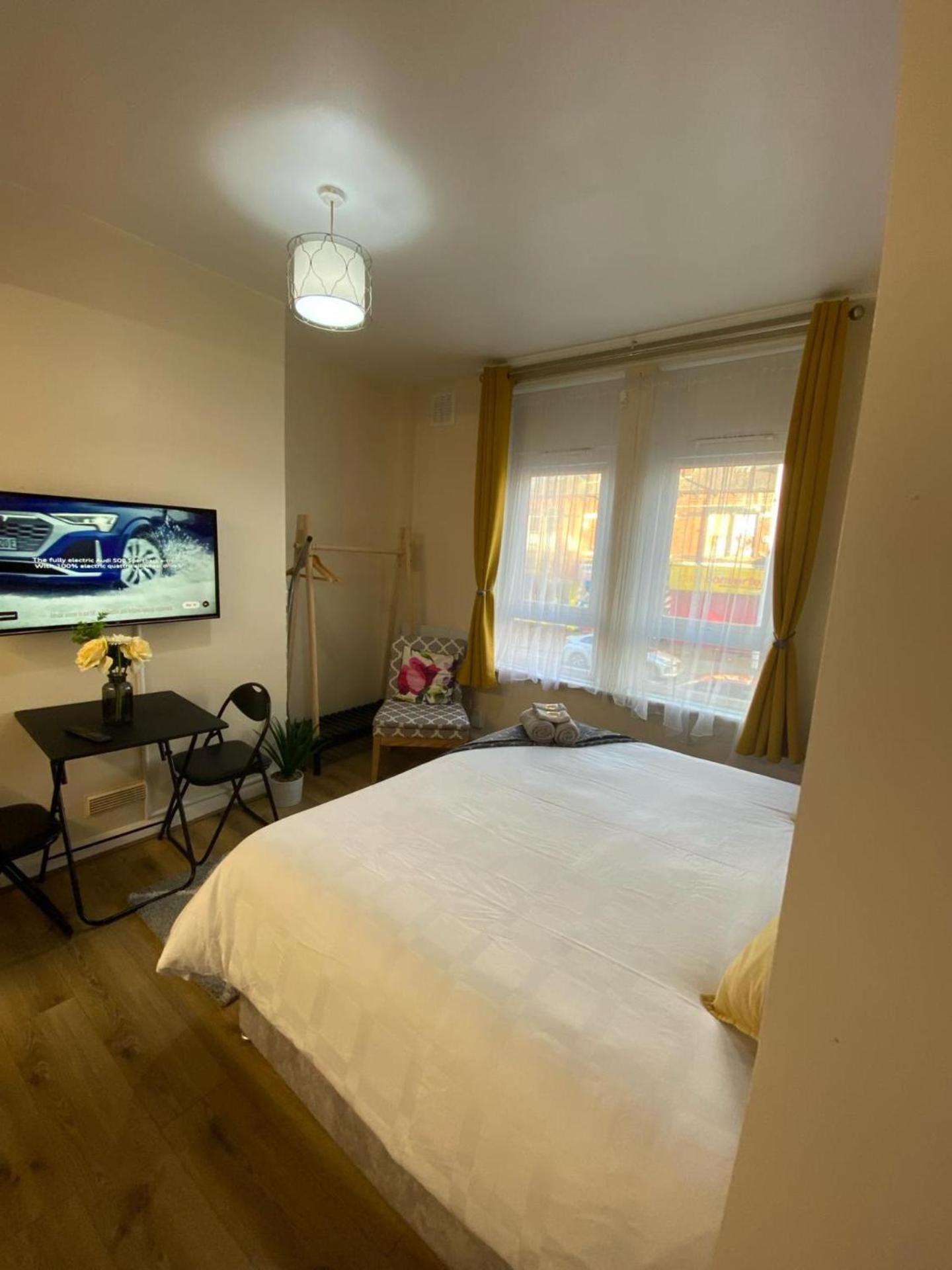 Alphastudio-leeds-walk 2-city-centre-freepark-wifi Leeds (West Yorkshire)