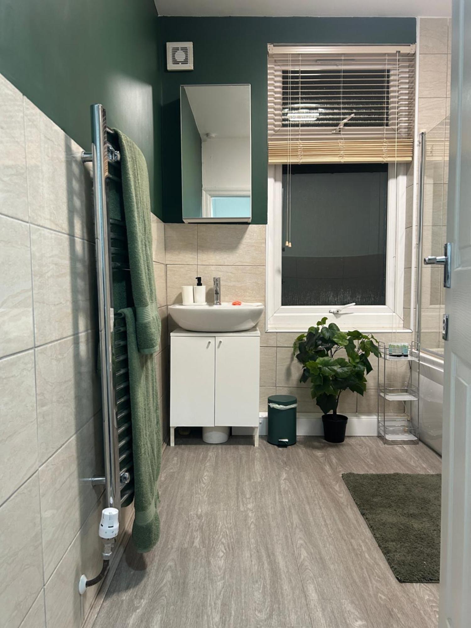 Modern 6-bed Near Leeds Centre *