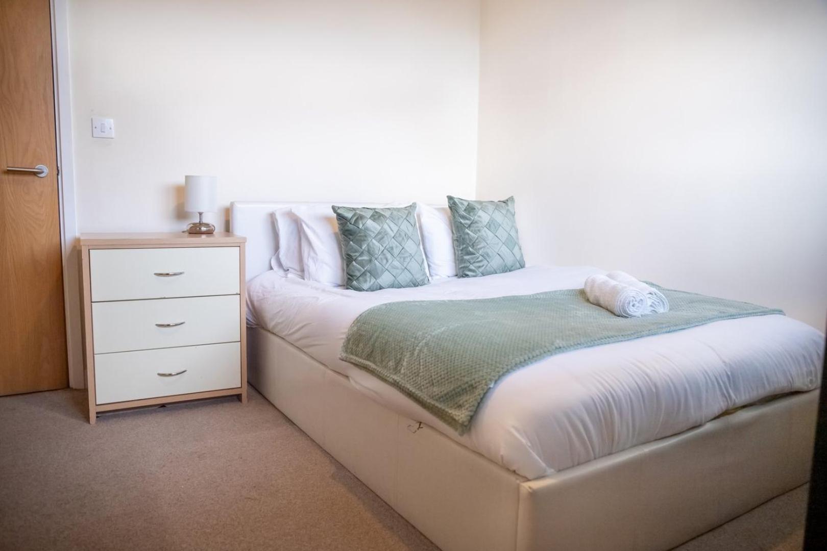 Leeds Vibrant 2 Bedroom Sleeps 4 *