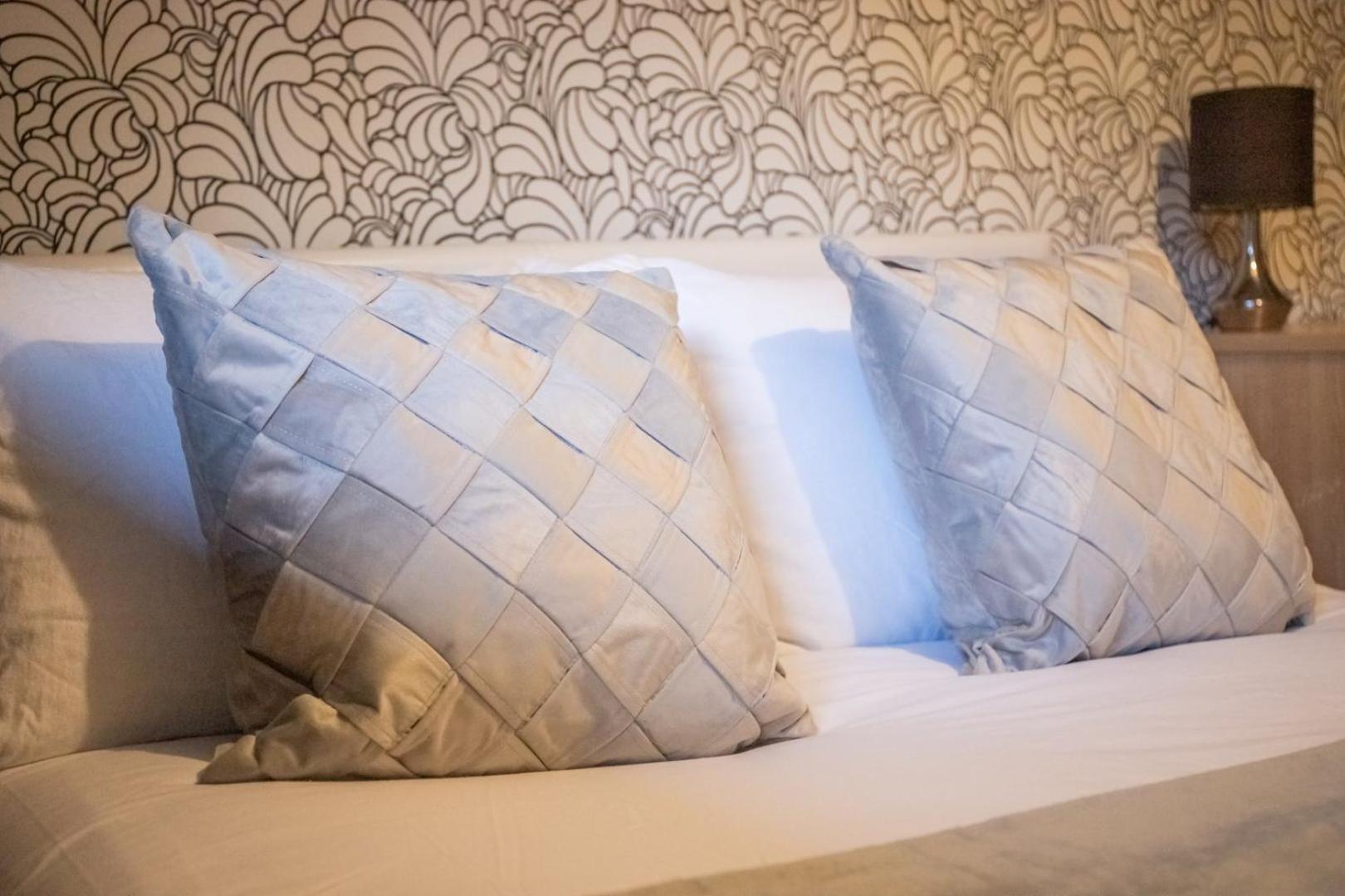 Leeds Vibrant 2 Bedroom Sleeps 4 *