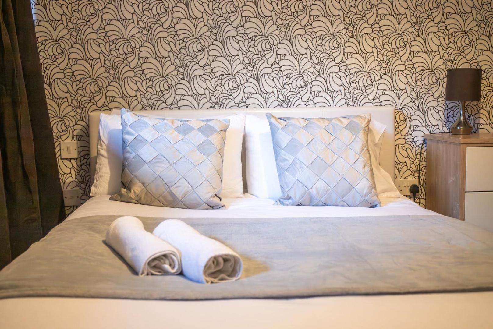 Leeds Vibrant 2 Bedroom Sleeps 4 *