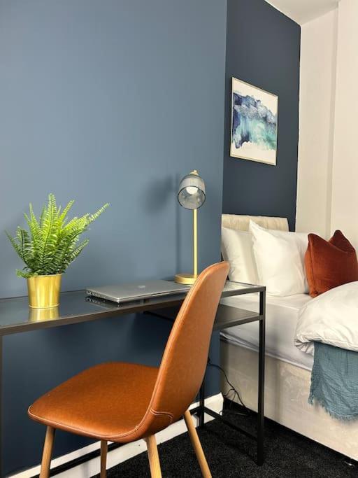 Modern 5-bed Near Centre * Leeds (West Yorkshire)