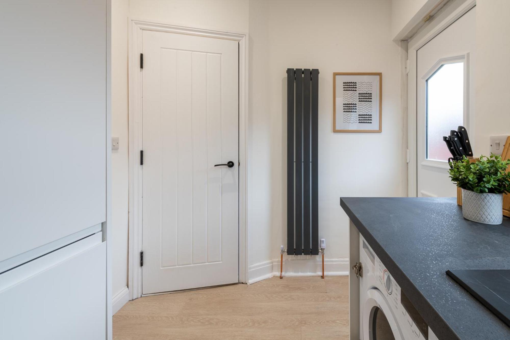 Holiday home Modern 2-bedroom House Near Leeds Centre, Ideal For Contractors & Long - Nordstay *