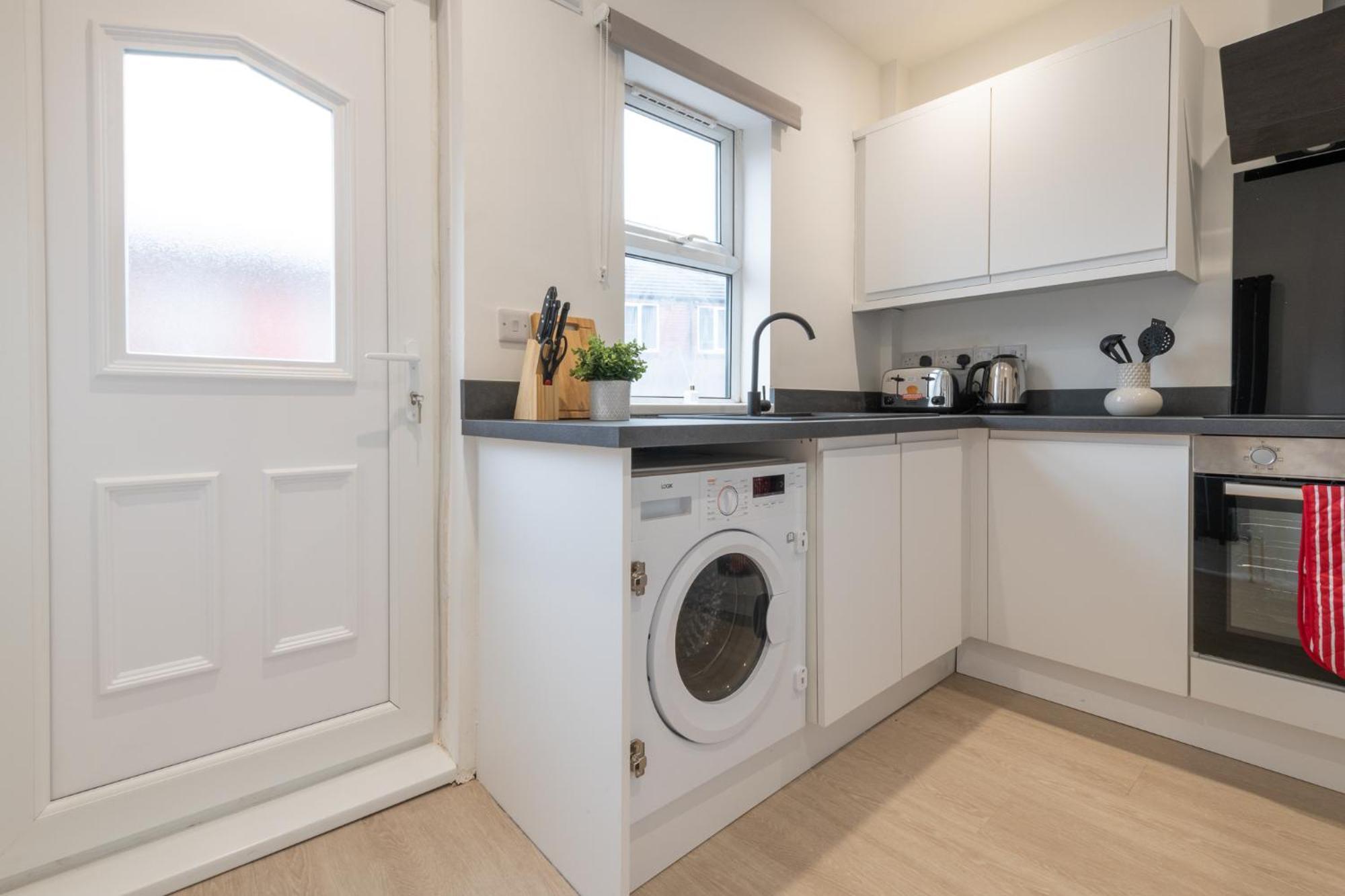 Modern 2-bedroom House Near Leeds Centre, Ideal For Contractors & Long - Nordstay Holiday home *