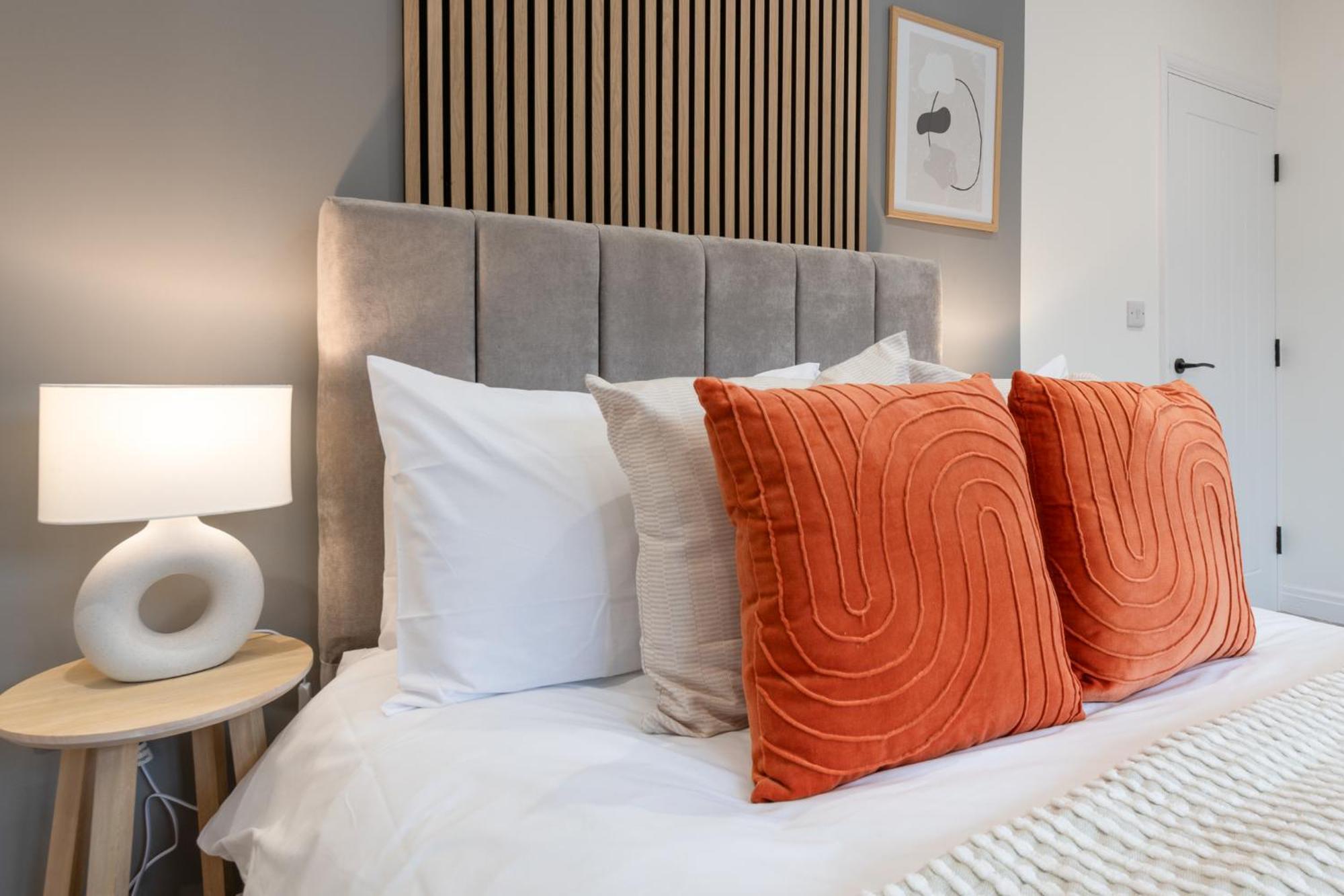 Holiday home Modern 2-bedroom House Near Leeds Centre, Ideal For Contractors & Long - Nordstay *