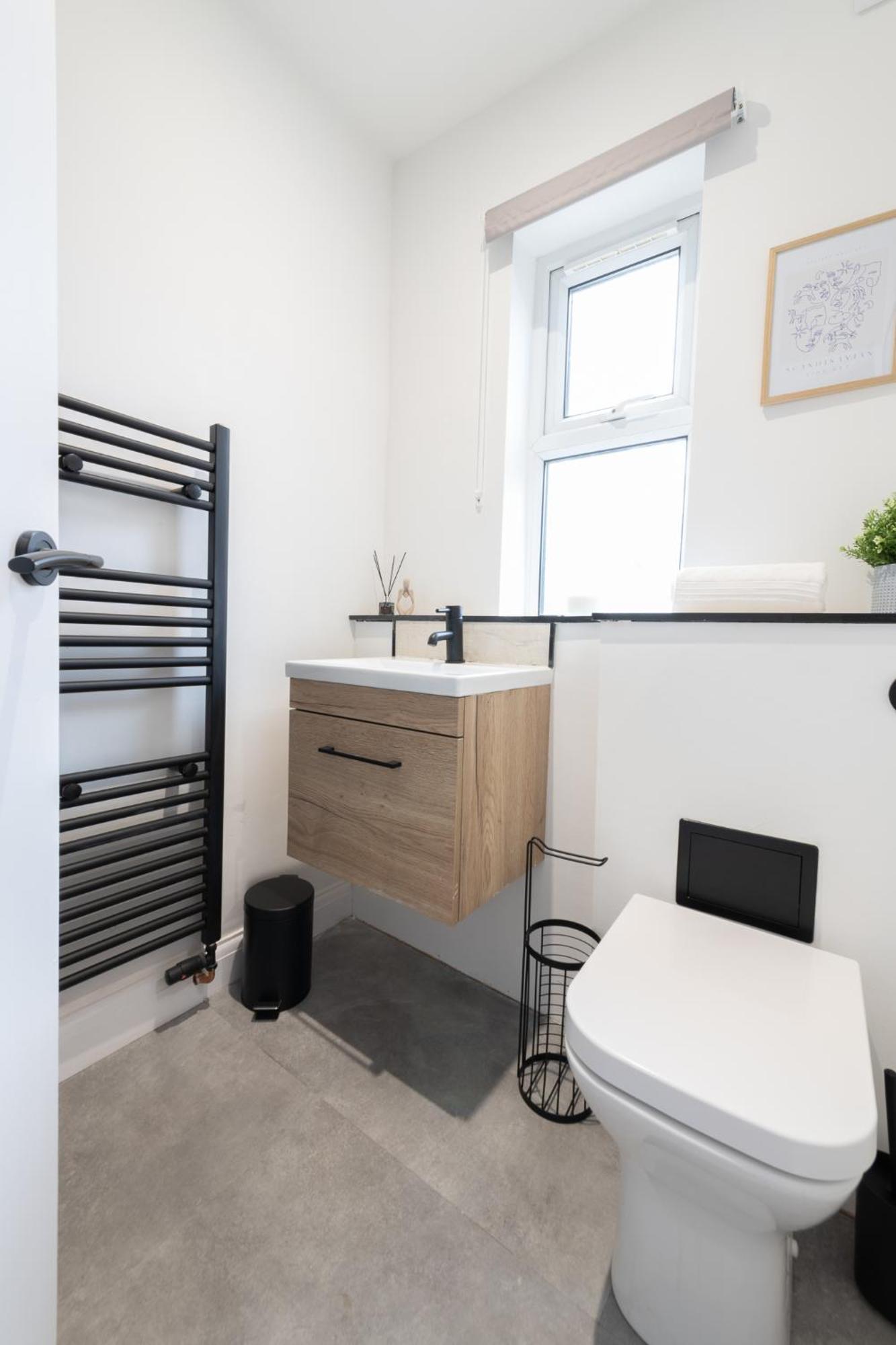 Modern 2-bedroom House Near Leeds Centre, Ideal For Contractors & Long - Nordstay Holiday home
