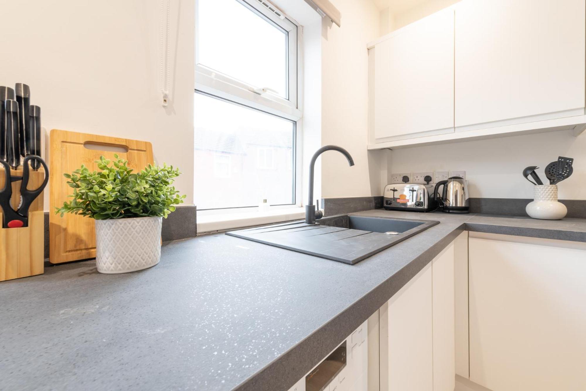 Modern 2-bedroom House Near Leeds Centre, Ideal For Contractors & Long - Nordstay *