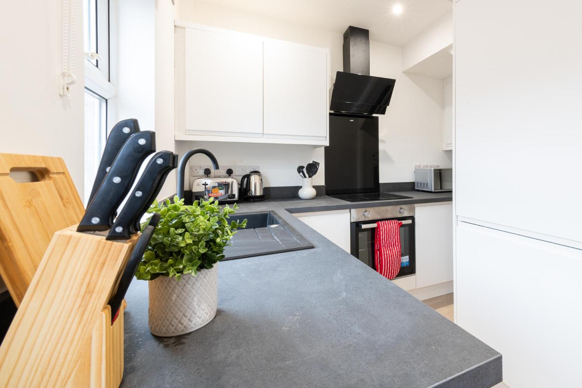 Holiday home Modern 2-bedroom House Near Leeds Centre, Ideal For Contractors & Long - Nordstay