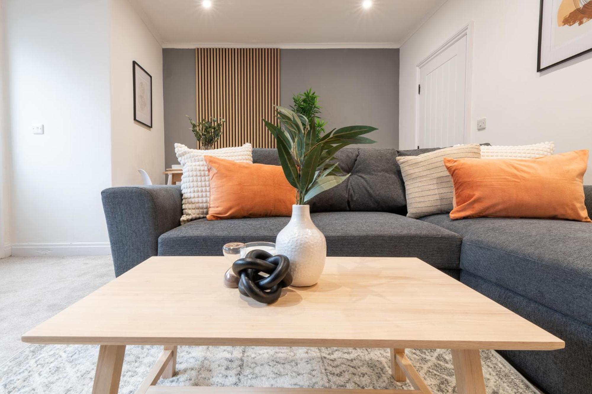 Modern 2-bedroom House Near Leeds Centre, Ideal For Contractors & Long - Nordstay Holiday home *