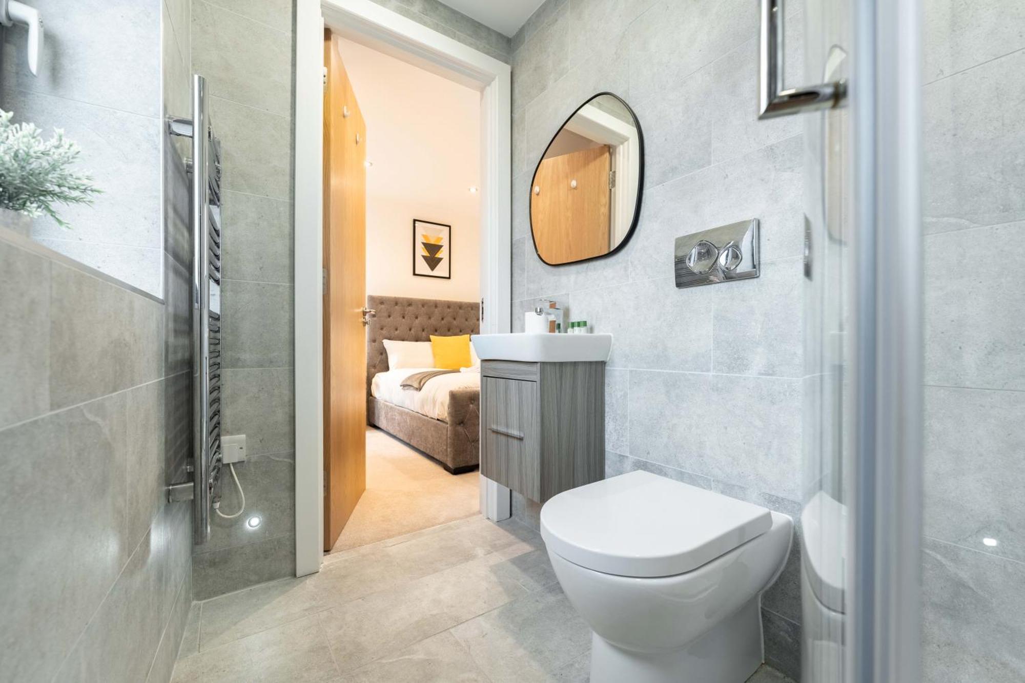 Luxury 3-bed, 3-bath Penthouse - Leeds Centre - Underground Parking