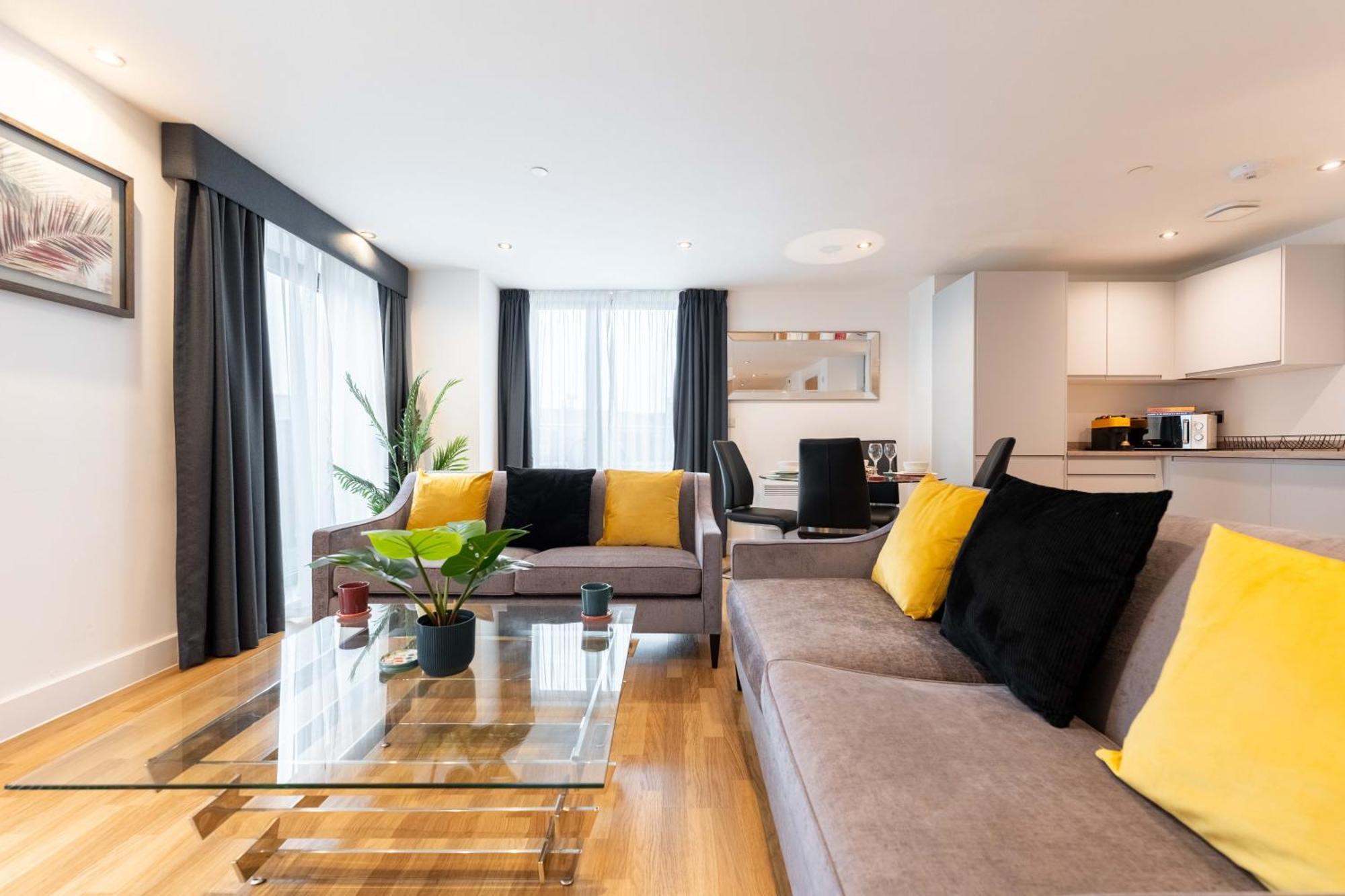 Luxury 3-bed, 3-bath Penthouse - Leeds Centre - Underground Parking Apartment *
