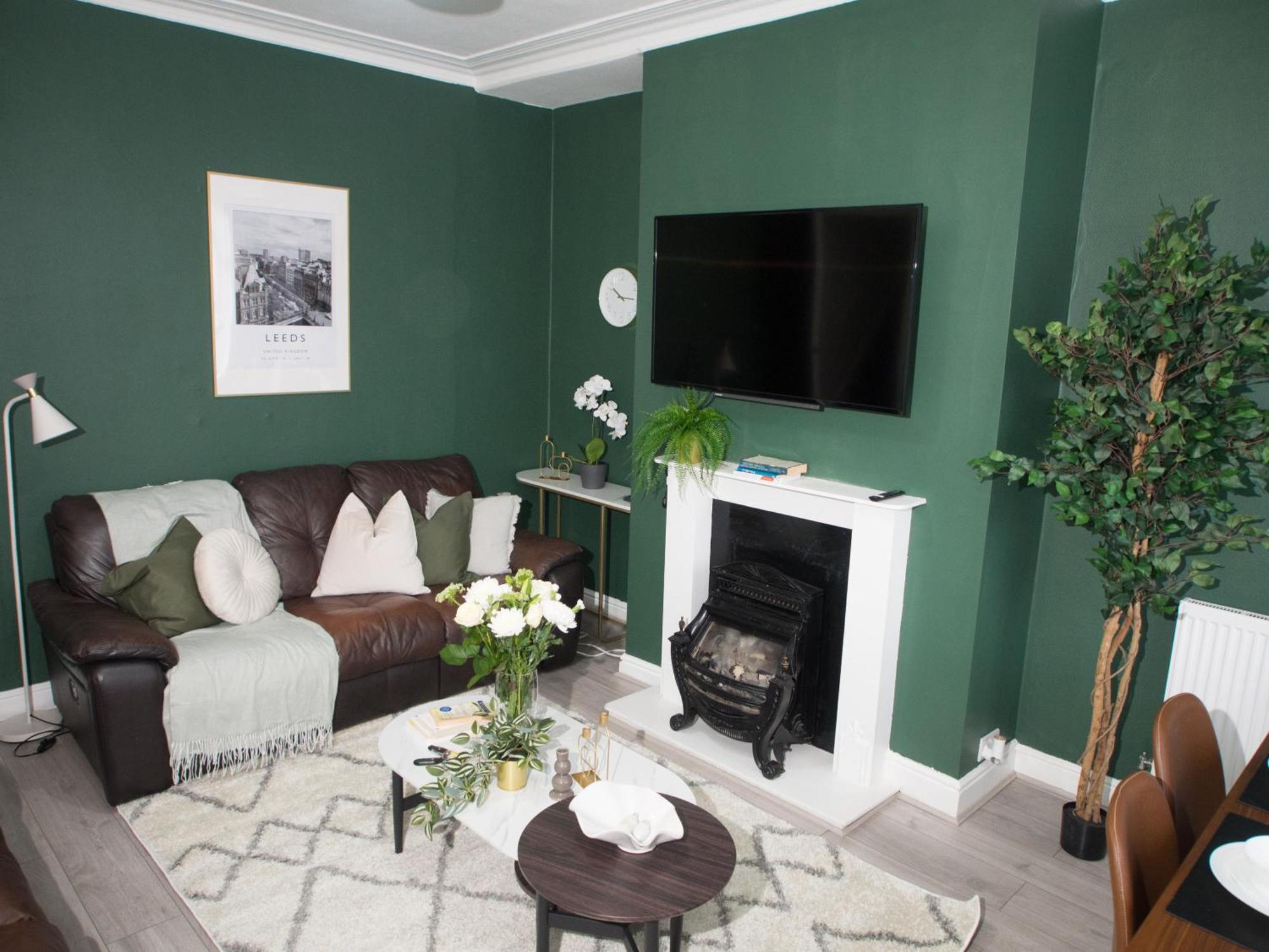 Modern 6-bed Near Leeds Centre
