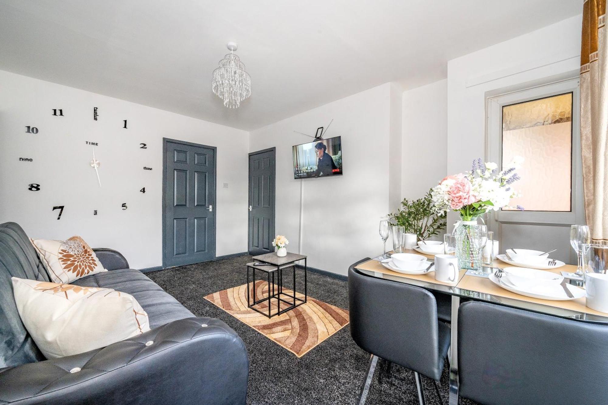 Homestay *ra26s* For Your Relaxed & Cosy + Free Parking + Free Fast Wifi *
